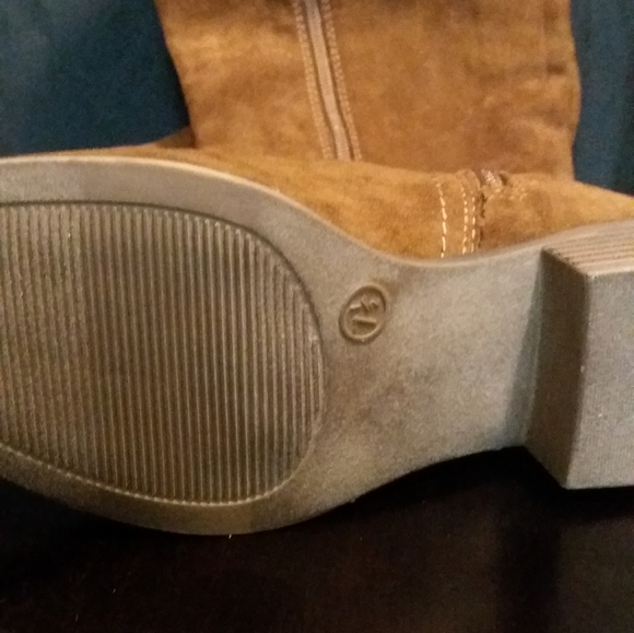 NWOT suede boots - Picture 6 of 6